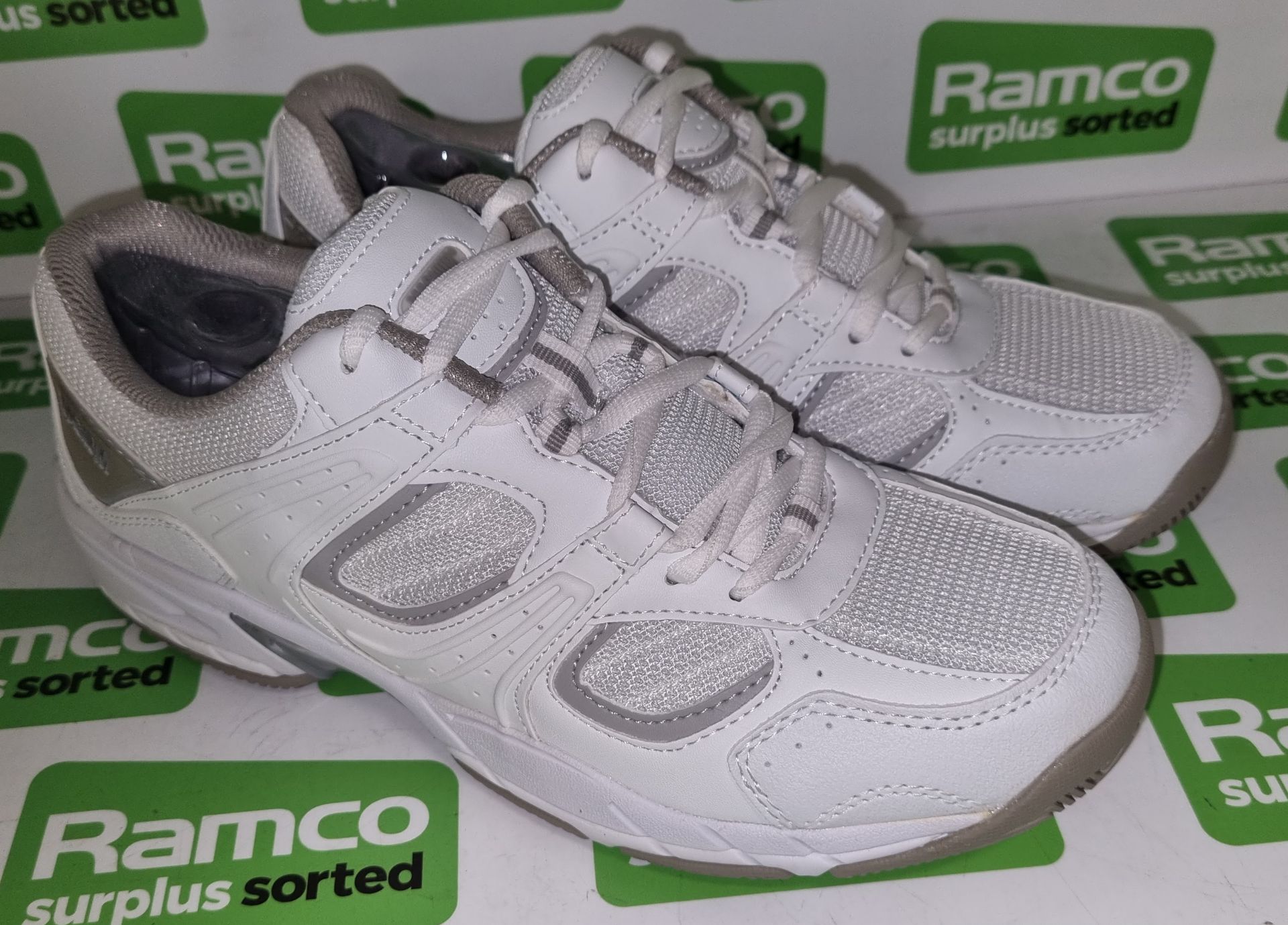 2x pairs of Magnum indoor trainers - White - size 7M - Image 4 of 7