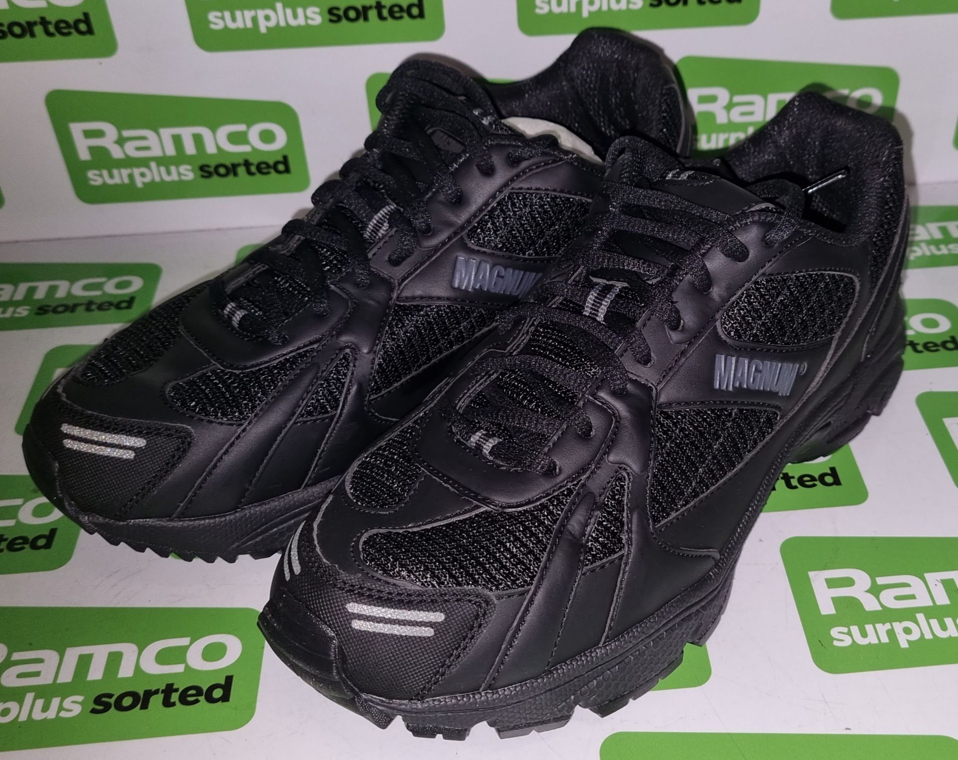 2x pairs of Magnum outdoor trainers - Black - size 8M - Image 3 of 6