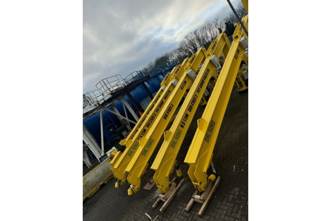 Davit crane assembly SWL 1.8T with hydraulic power pack and control panel - Image 2 of 21