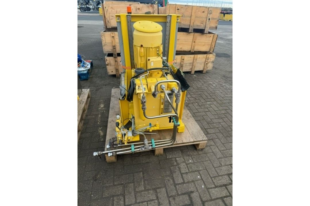 Davit crane assembly SWL 1.8T with hydraulic power pack and control panel - Image 7 of 21