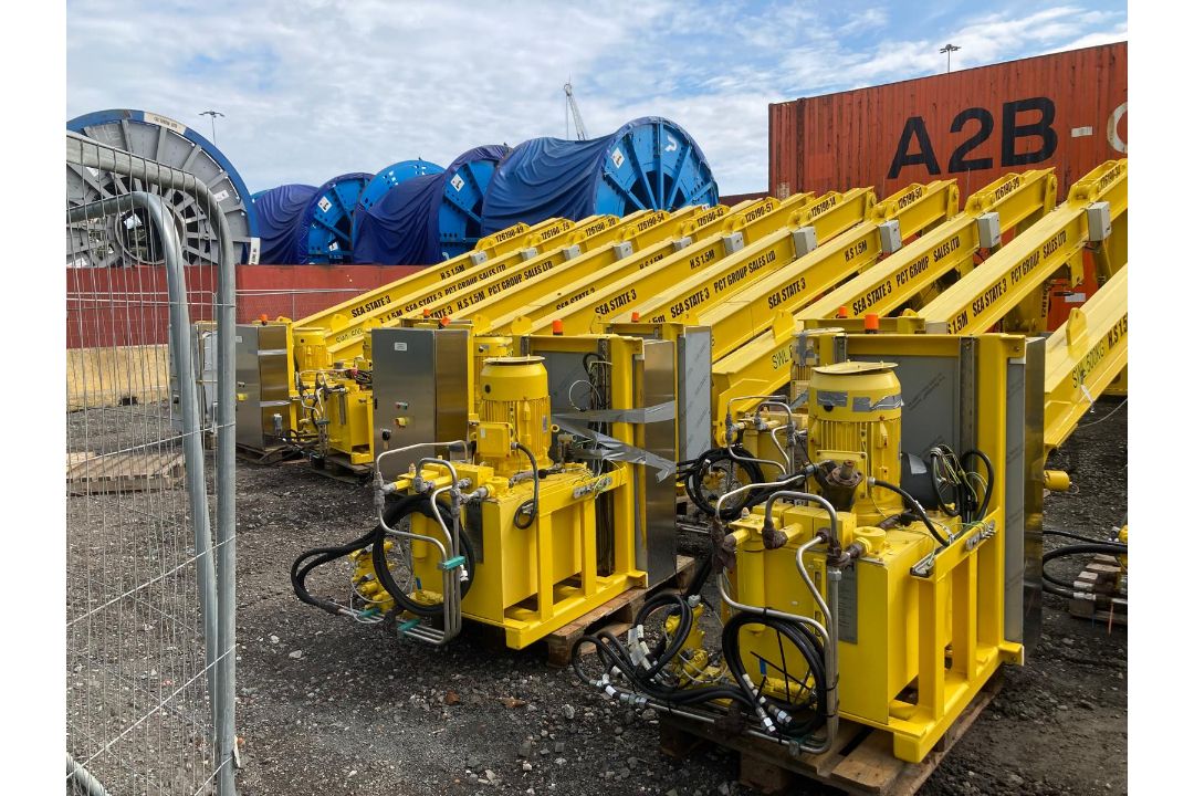 Davit crane assembly SWL 1.8T with hydraulic power pack and control panel - Image 1 of 21