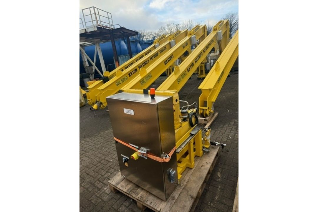 Davit crane assembly SWL 1.8T with hydraulic power pack and control panel - Image 4 of 21