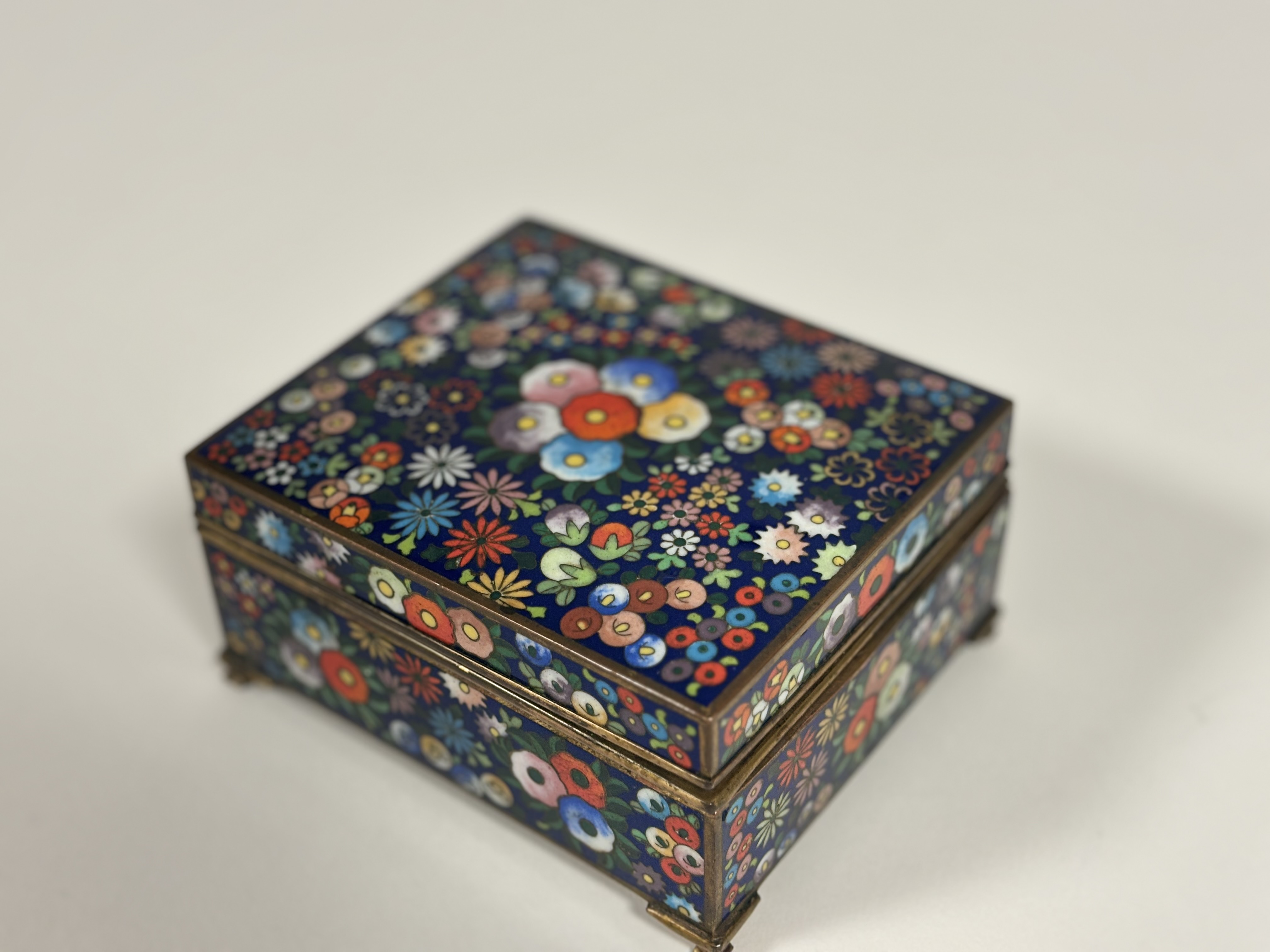 Inaba of Kyoto, a Japanese Taisho period cloisonne enamel box decorated with polychrome - Image 2 of 6