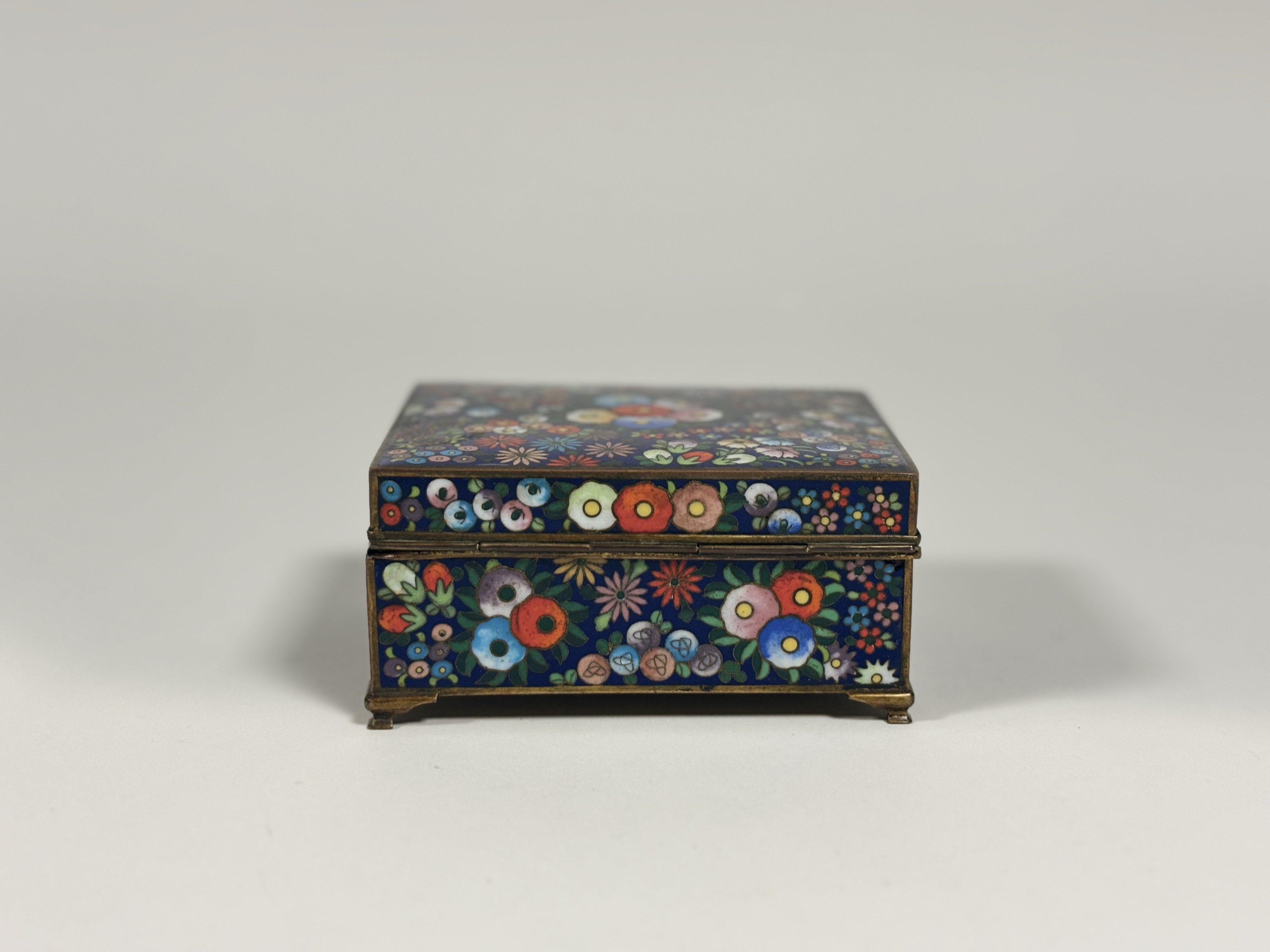 Inaba of Kyoto, a Japanese Taisho period cloisonne enamel box decorated with polychrome - Image 3 of 6