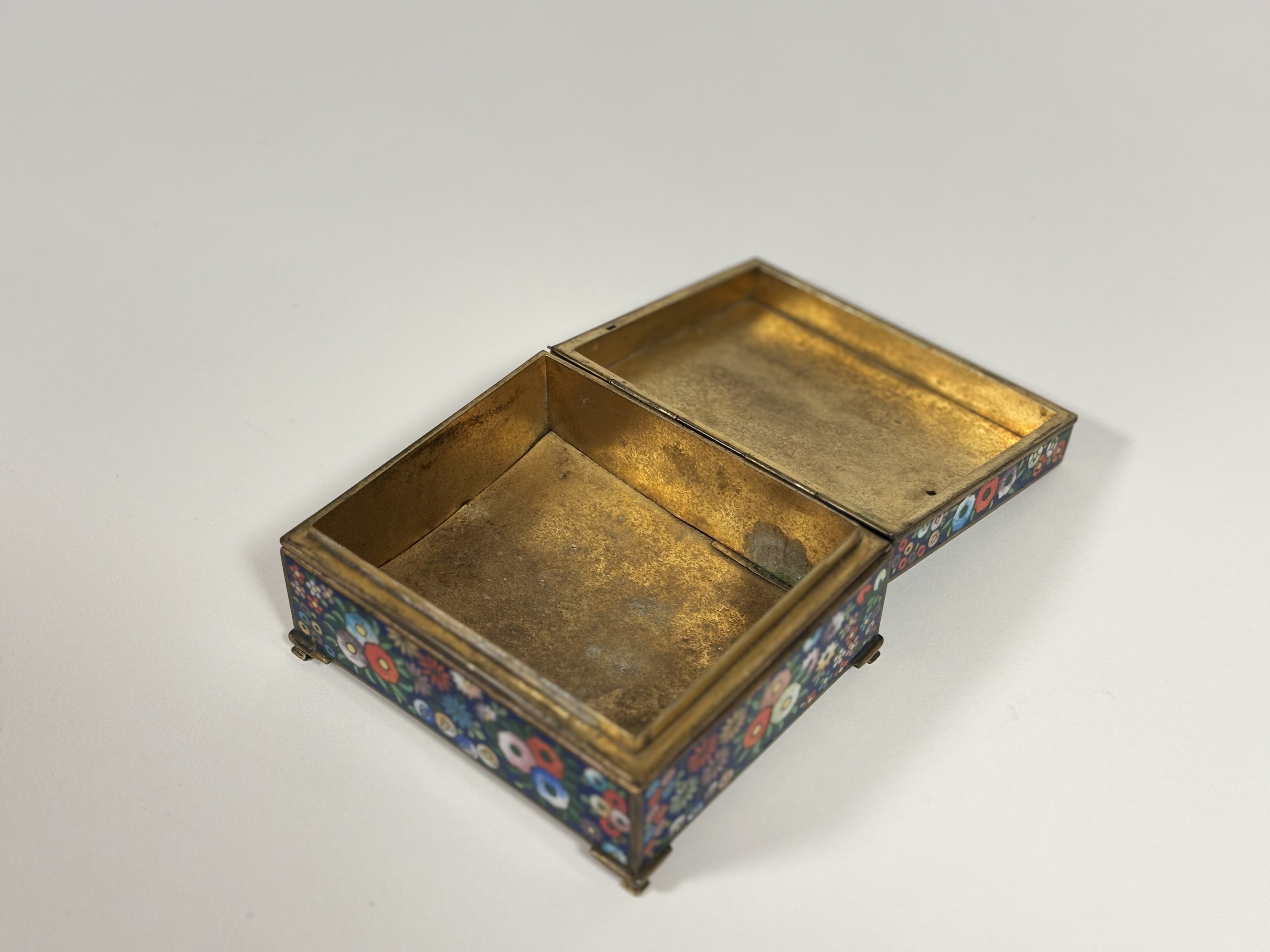 Inaba of Kyoto, a Japanese Taisho period cloisonne enamel box decorated with polychrome - Image 4 of 6
