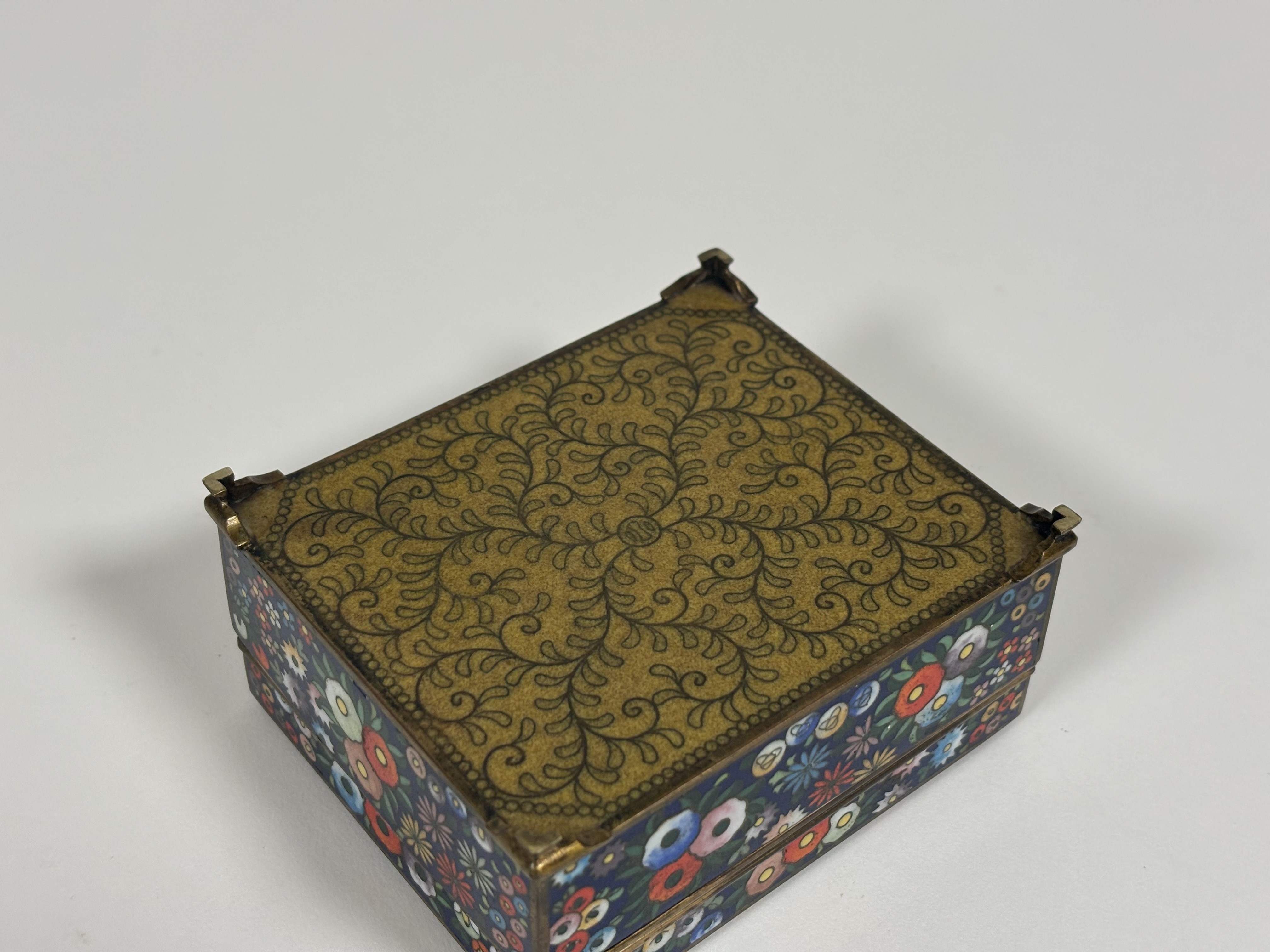 Inaba of Kyoto, a Japanese Taisho period cloisonne enamel box decorated with polychrome - Image 6 of 6