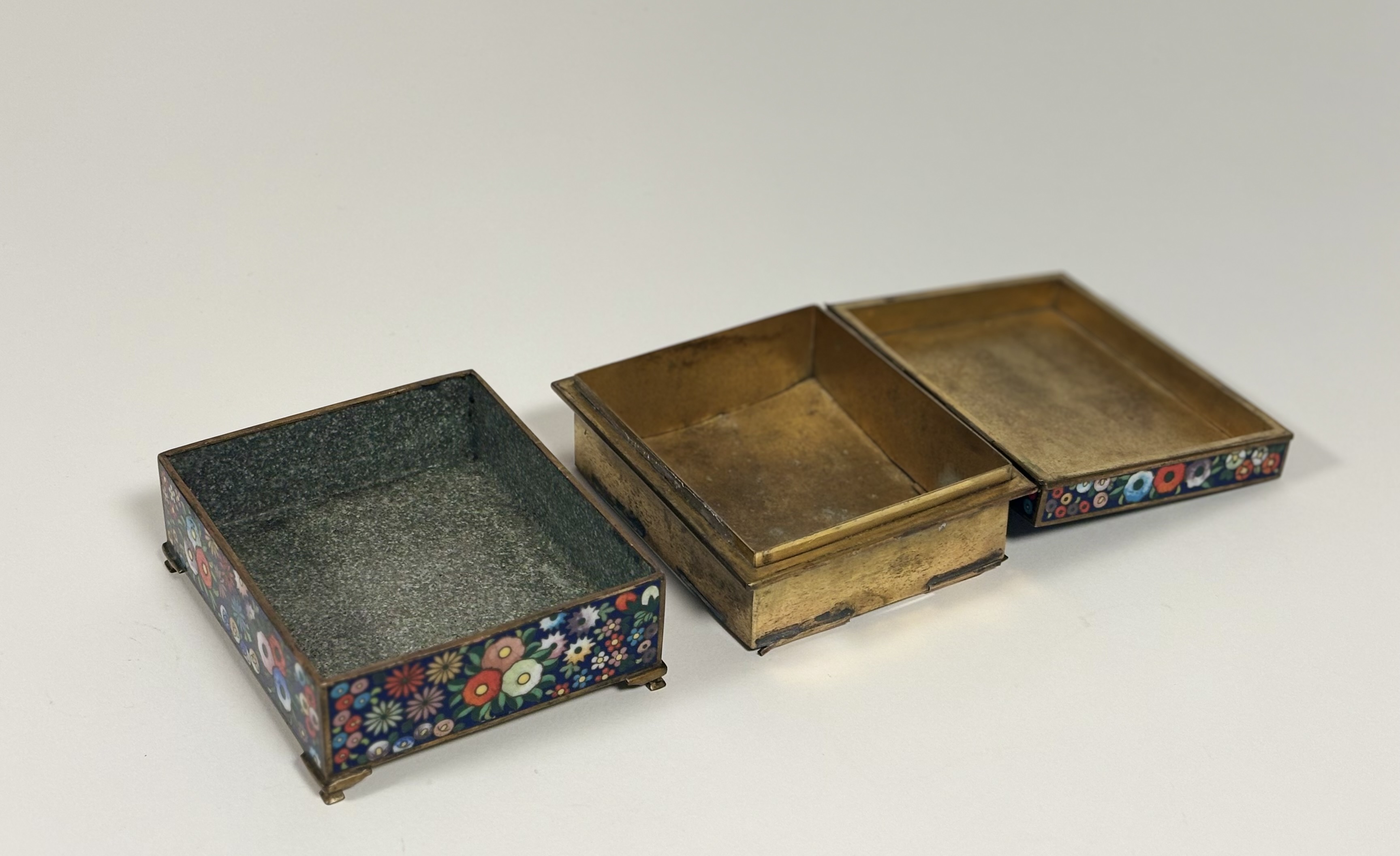 Inaba of Kyoto, a Japanese Taisho period cloisonne enamel box decorated with polychrome - Image 5 of 6