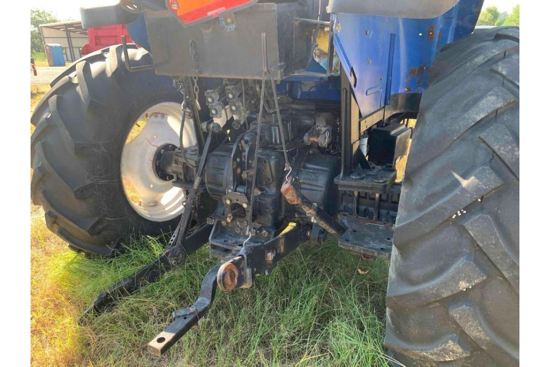 New Holland Power Shuttle Tractor - Image 5 of 18
