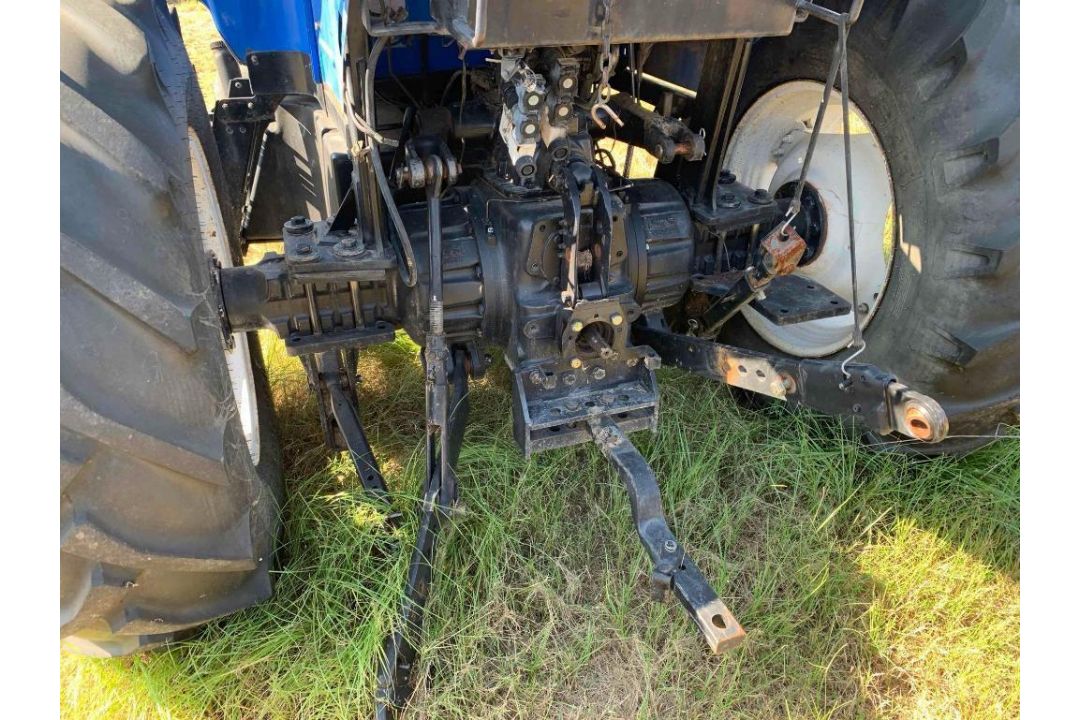 New Holland Power Shuttle Tractor - Image 4 of 18