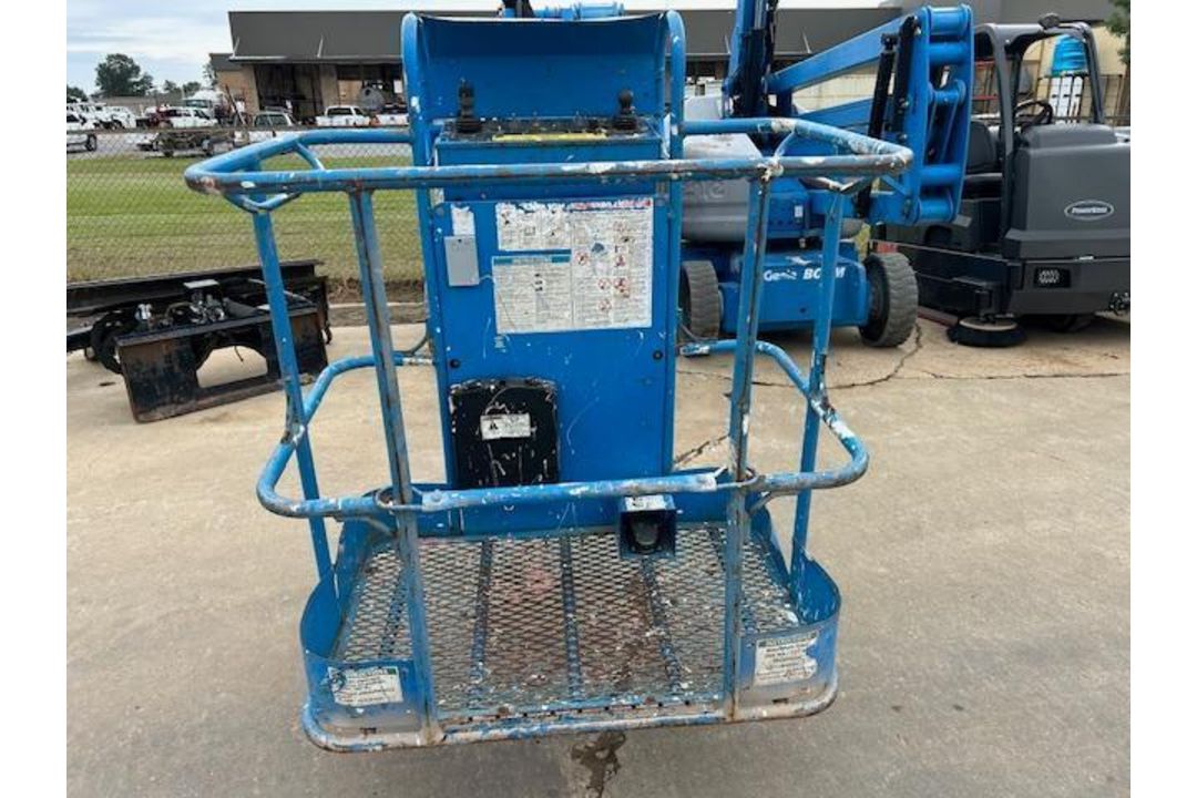 2014 Genie 40 ft Electric Articulating Boom - Image 16 of 17