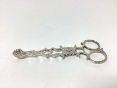 Early George V pair Britannia Standard silver sugar nips, in the Georgian style (Birmingham 1910)