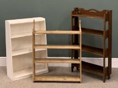 TWO VINTAGE BOOKSHELVES & A STRIPPED PINE WALLRACK, polished oak four-shelf example, 106.5 (H) x