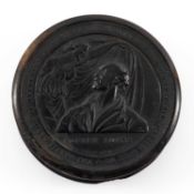 19TH C. CIRCULAR PRESSED HORN SNUFF BOX, of circular form commemorating Robert Burns, 8.5cms