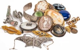 ASSORTED JEWELLERY, incl. 2x. 9ct gold bar brooches and a 15ct example (tot wt. 11.6g),