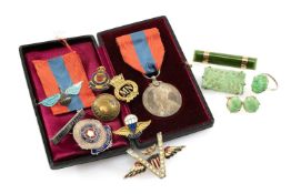 GROUP OF JEWELLERY & COLLECTABLES comprising nephrite and jadeite jewellery, 9ct gold 'MN' brooch (