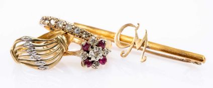 9CT GOLD JEWELLERY comprising three 9ct gold rings set with diamond chips, white semi-precious