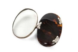GEORGE III TORTOISESHELL TRAVELLING POCKET LENS, c. 1780-1800, oval with unmarked white metal reeded