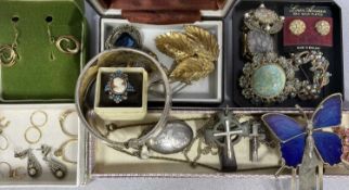 9CT GOLD, SILVER & OTHER JEWELLERY COLLECTION, to include two pairs of 9ct gold earrings, two 9ct