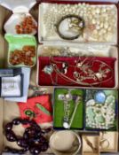 VICTORIAN & LATER JEWELLERY to include a 9ct gold bar brooch with central ruby, 4.5cms (across), 3.