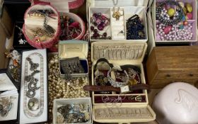 VINTAGE & LATER COSTUME JEWELLERY COLLECTION & OTHER COLLECTABLES to include a moonstone set