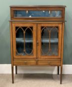 EDWARDIAN MAHOGANY BIJOUTERIE DISPLAY CABINET having a lift-up top, central opening doors and two