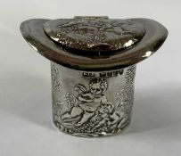 EDWARDIAN/VICTORIAN CONTINENTAL NOVELTY SILVER VESTA CASE, in the form of a top hat, hinged cover,