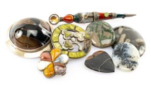 ASSORTED SPECIMEN BROOCHES including Scottish dirk brooch, three leaf clover agate brooch, banded