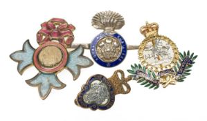 9CT GOLD & ENAMEL ROYAL REGIMENT OF WALES BROOCH, banner bearing motto 'Gwell angau na Ghywilydd' (