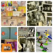 GROUP OF MIXED COLLECTABLES including Britain's medieval soldier figures, various records,