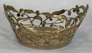 EDWARDIAN OVAL SILVER BASKET pierced with mistletoe design, London 1902, Edwin Thompson Bryan, 6 (h)