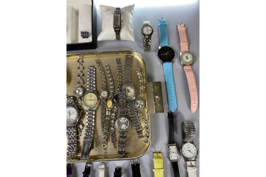 LADIES' & GENT'S QUARTZ MOVEMENT FASHION WATCHES including gold tone and stainless steel bracelet - Image 4 of 5