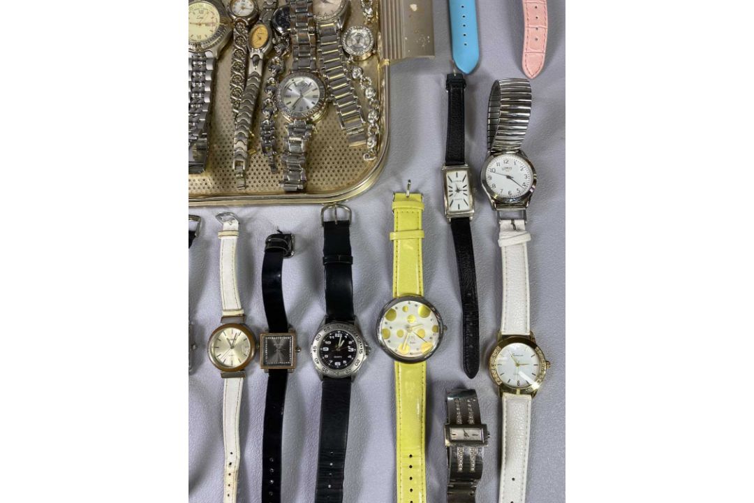 LADIES' & GENT'S QUARTZ MOVEMENT FASHION WATCHES including gold tone and stainless steel bracelet - Image 5 of 5