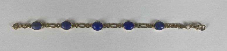 9CT GOLD LAPIS LAZULI BRACELET, flat link and set with five oval shallow cabochon cut stones with
