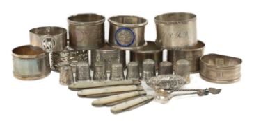 ASSORTED SILVER COLLECTIBLES, including mother of pearl penknives, napkin rings, and thimbles