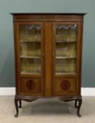 EDWADIAN MAHOGANY CHINA CABINET, a fine bow front example with string inlay, convex glazing, on