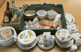 GROUP OF MIXED CERAMICS & OTHER ITEMS including Royal Worcester 'Evesham' oven to table ware,