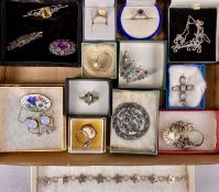 COLLECTION OF VICTORIAN & LATER SILVER JEWELLERY including bar brooches, rings, pendants, cameo