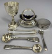 GROUP OF SMALL SILVER/WHITE METAL COLLECTABLE ITEMS including an oval open salt with blue glass