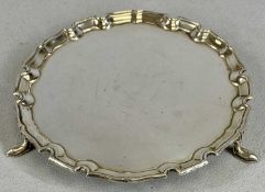 GEORGE V CIRCULAR SILVER CARD TRAY, moulded rim on three pad feet, London 1933, Goldsmiths and