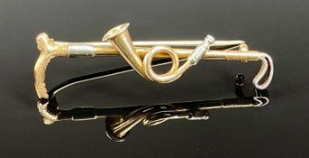 YELLOW/WHITE METAL BROOCH in the form of a riding crop and horn, in plush fitted case, unmarked