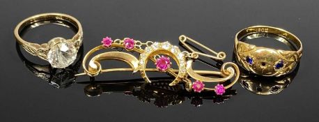 THREE ITEMS OF 9CT GOLD JEWELLERY comprising stone set brooch with crescent to centre, solitaire