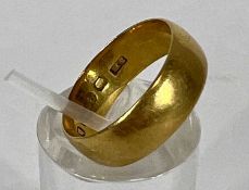 22CT GOLD WEDDING BAND, size M, 4.8g