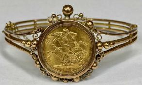 GEORGE V 1913 GOLD SOVEREIGN mounted as a bangle, hinged with safety chain, 22gms gross
