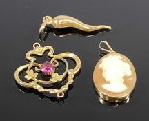 GROUP 9CT GOLD MOUNTED JEWELLERY including cameo brooch, stone set pendant and a 'horn of plenty'