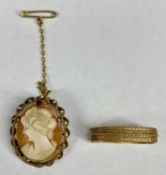 15CT GOLD SCARF CLIP & 9CT GOLD MOUNTED OVAL CAMEO BROOCH with safety chain, 30 x 25mms, 8.0gms