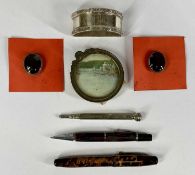 GROUP OF SMALL COLLECTABLES including Parkette marbled brown fountain pen with 14ct gold nib, cast