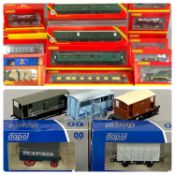 HORNBY DAPOL OO GAUGE R3576 DIESEL SENTINEL 'NO. 19' with various carriages, vans and wagons