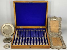 OAK CASED CANTEEN OF TWELVE SILVER HANDLED 'KINGS PATTERN' DINNER KNIVES, circular silver faced