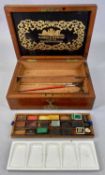WINSOR & NEWTON MAHOGANY PAINT BOX containing paint blocks and ceramic mixing palette, drawer to