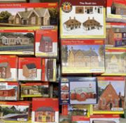HORNBY SKALEDALE TRACKSIDE BUILDINGS & ACCESSORIES, approx. 60 pieces including houses, shops,